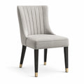 Sedia in tessuto poliestere grigio con gambe in legno e dettagli in metallo