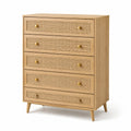 Cassettiera in legno con cassetti in rattan e maniglie in metallo